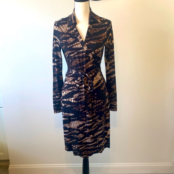 Calvin Klein Dresses & Skirts - Calvin Klein Midi Wrap dress